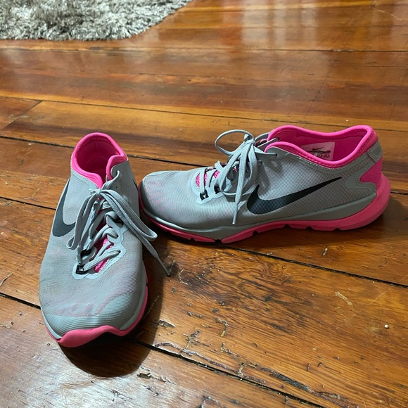 gray and pink nike shoes